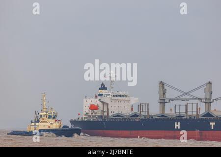 HTK Fortune Bulk Carrier fährt in die Docks von Avonmouth Stockfoto