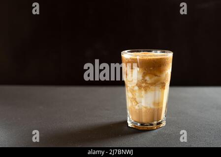 Dalgon-Kaffee auf hellem Hintergrundmuster. Kaltes Getränk Stockfoto