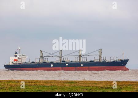 HTK Fortune Bulk Carrier fährt in die Docks von Avonmouth Stockfoto