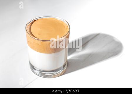 Eine Tasse Dalgon-Kaffee auf hellem Hintergrund Stockfoto