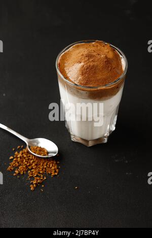 Dalgona Kaffee auf dem dunklen Hintergrund mit Kaffee Stockfoto
