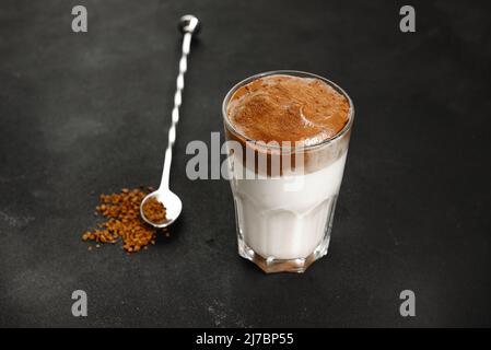 Dalgona Kaffee auf dem dunklen Hintergrund mit Kaffee Stockfoto