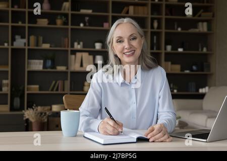 Glücklich zuversichtlich reifen Geschäftsfrau Kopf geschossen Porträt Stockfoto