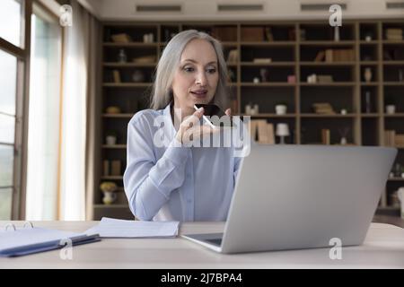 Engagierte, reife Geschäftsfrau, die einen Anruf tätigen kann Stockfoto