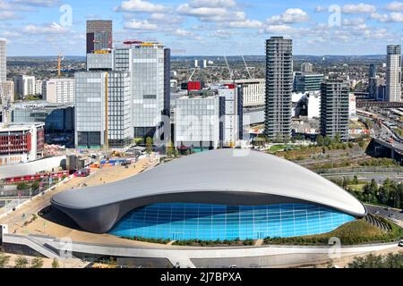 Entwicklung der Skyline und Luftaufnahme futuristisches East London Stratford Aquatics Centre von Zaha Hadid im Queen Elizabeth Olympic Park Newham England UK Stockfoto