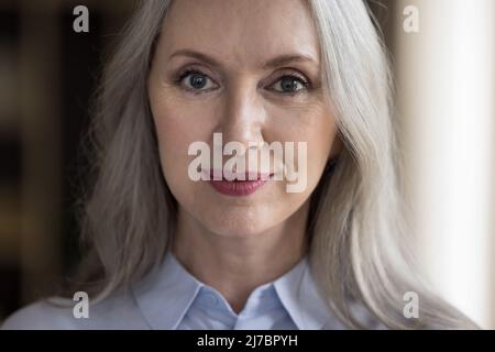 Positive selbstbewusst schöne reife Frau Kopf Schuss aus nächster Nähe Stockfoto