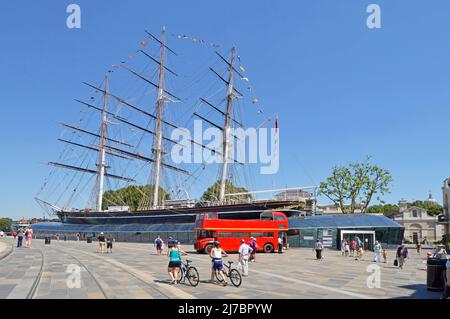 Greenwich Cutty Sark historisch restaurierte britische Tee-Klipper Schiff Radfahrer laufen ihre Fahrräder rot London Routemaster öffnen top Tourismus Bus England Großbritannien Stockfoto