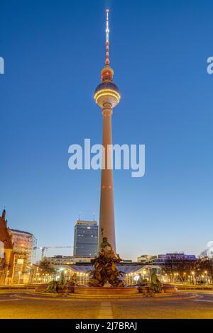 Der berühmte Fernsehturm und der Neptunbrunnen in Berlin zur blauen Stunde Stockfoto