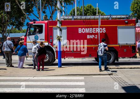 Sevilla, Spanien - 05. Mai 2022 Feuerwehrmann in Intervention bei der Feria de Sevilla, dem berühmtesten Festival in Spanien, Diese Feier ist nach zwei Jahren wieder da Stockfoto