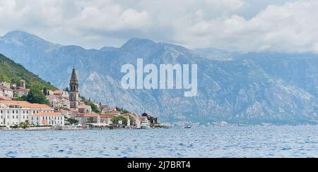 Landschaft der Stadt Perast, Blick vom Meer vor der Kulisse der Berge Stockfoto