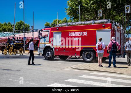 Sevilla, Spanien - 05. Mai 2022 Feuerwehrmann in Intervention bei der Feria de Sevilla, dem berühmtesten Festival in Spanien, Diese Feier ist nach zwei Jahren wieder da Stockfoto