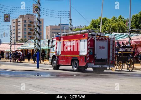 Sevilla, Spanien - 05. Mai 2022 Feuerwehrmann in Intervention bei der Feria de Sevilla, dem berühmtesten Festival in Spanien, Diese Feier ist nach zwei Jahren wieder da Stockfoto