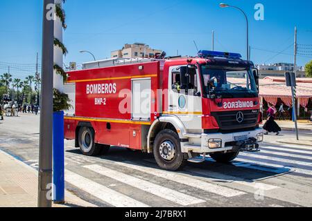 Sevilla, Spanien - 05. Mai 2022 Feuerwehrmann in Intervention bei der Feria de Sevilla, dem berühmtesten Festival in Spanien, Diese Feier ist nach zwei Jahren wieder da Stockfoto