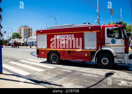 Sevilla, Spanien - 05. Mai 2022 Feuerwehrmann in Intervention bei der Feria de Sevilla, dem berühmtesten Festival in Spanien, Diese Feier ist nach zwei Jahren wieder da Stockfoto