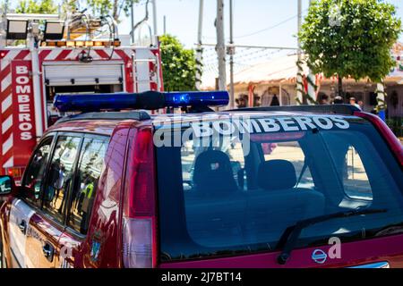 Sevilla, Spanien - 05. Mai 2022 Feuerwehrmann in Intervention bei der Feria de Sevilla, dem berühmtesten Festival in Spanien, Diese Feier ist nach zwei Jahren wieder da Stockfoto