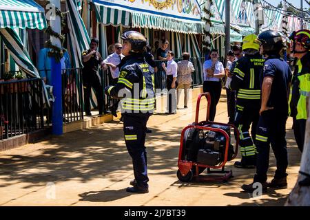 Sevilla, Spanien - 05. Mai 2022 Feuerwehrmann in Intervention bei der Feria de Sevilla, dem berühmtesten Festival in Spanien, Diese Feier ist nach zwei Jahren wieder da Stockfoto