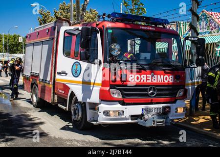 Sevilla, Spanien - 05. Mai 2022 Feuerwehrmann in Intervention bei der Feria de Sevilla, dem berühmtesten Festival in Spanien, Diese Feier ist nach zwei Jahren wieder da Stockfoto