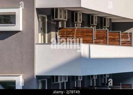 Separate Terrassen von Wohnungen zur Miete während der Sommersaison. Stockfoto