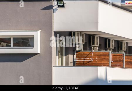 Separate Terrassen von Wohnungen zur Miete während der Sommersaison. Stockfoto