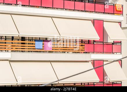 Separate Terrassen von Wohnungen zur Miete während der Sommersaison. Stockfoto