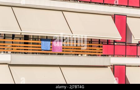 Separate Terrassen von Wohnungen zur Miete während der Sommersaison. Stockfoto