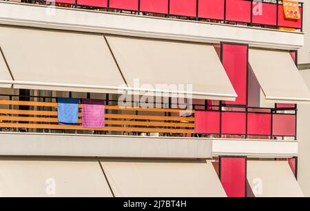 Separate Terrassen von Wohnungen zur Miete während der Sommersaison. Stockfoto