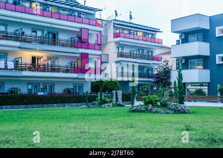 Separate Terrassen von Wohnungen zur Miete während der Sommersaison. Stockfoto