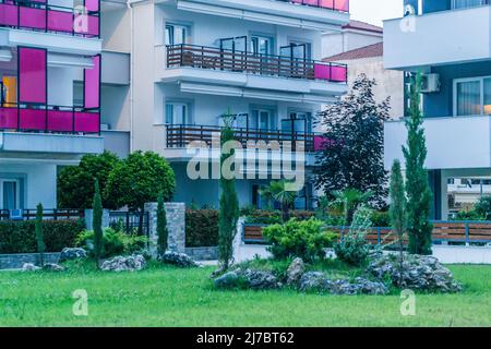 Separate Terrassen von Wohnungen zur Miete während der Sommersaison. Stockfoto