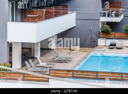 Blick auf den Pool eines privaten Hotels in einem kleinen, ruhigen Ort Leptokary. Stockfoto
