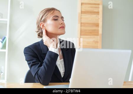 Geschäftsfrau wird gestresst, während sie ein Problem bei der Arbeit im Büro hat Stockfoto