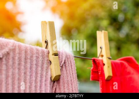 Trocknen von Kleidung im Freien. Wäscheklammer an einem Seil. Stockfoto
