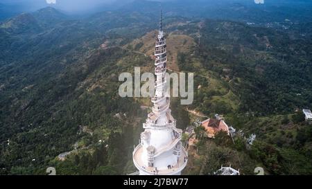 Luftaufnahme des Ambuluwawa Tower im Zentrum von Sri Lanka Stockfoto