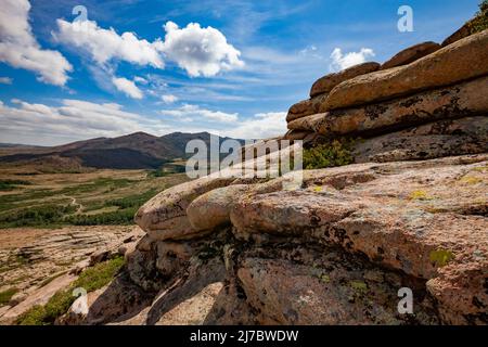 Landschaftlich schöner Blick auf die Sommerberge. Ulytau, Kasachstan. Luftaufnahme. Stockfoto