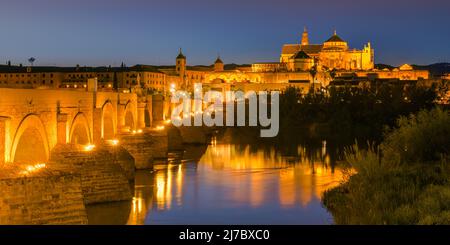 Ein Abend an der alten römischen Brücke in Cordoba. Im Hintergrund die große Moschee von Cordoba (Mezquita). Aufgenommen in der Stadt Cordoba, Andalusien, in t Stockfoto