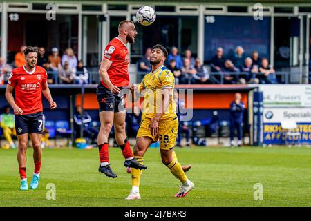 Allan Campbell (22) aus Luton Town (Mitte) steht am 7. Mai 2022 beim Sky Bet Championship-Spiel zwischen Luton Town und Reading in der Kenilworth Road, Luton, England, an der Spitze. Foto von David Horn. Stockfoto