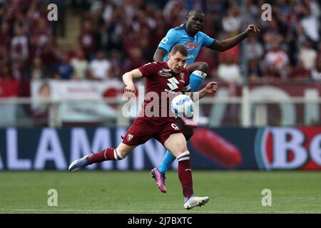 Olimpico Grande Torino, Turin, Italien, 07. Mai 2022, Andrea Belotti (FC Turin) und Kalidou Koulibaly (SSC Napoli) kämpfen während Turin um den Ball Stockfoto