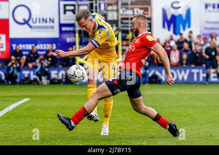 Michael Morrison (4) aus Reading wird unter dem Druck von Allan Campbell (22) aus Luton Town während des Sky Bet Championship-Spiels zwischen Luton Town und Reading in der Kenilworth Road, Luton, England, am 7. Mai 2022 freigesetzt. Foto von David Horn. Stockfoto