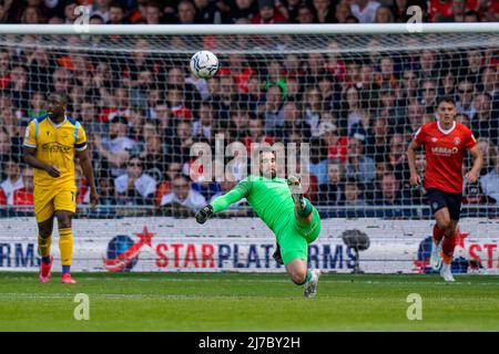 Torhüter Matt Ingram von Luton Town, auf einen Notkredit von Hull City, während des Sky Bet Championship-Spiels zwischen Luton Town und Reading in der Kenilworth Road, Luton, England am 7. Mai 2022. Foto von David Horn. Stockfoto