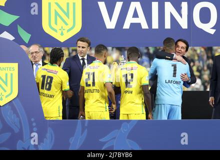 Frankreichs Präsident Emmanuel Macron, der Präsident des FC Nantes Waldemar Kita umarmt den Torhüter von Nantes Alban Lafont während der Trophäenzeremonie nach dem Fußballspiel des französischen Pokalfinales zwischen OGC Nice (OGCN) und dem FC Nantes (FCN) am 7. Mai 2022 im Stade de France in Saint-Denis bei Paris, Frankreich - Foto: Jean Catuffe/DPPI/LiveMedia Stockfoto