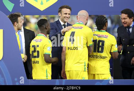 Frankreichs Präsident Emmanuel Macron, Nicolas Pallois von Nantes, Präsident des FC Nantes Waldemar Kita während der Trophäenzeremonie nach dem französischen Pokalfinale zwischen OGC Nice (OGCN) und dem FC Nantes (FCN) am 7. Mai 2022 im Stade de France in Saint-Denis bei Paris, Frankreich - Foto: Jean Catuffe/DPPI/LiveMedia Stockfoto