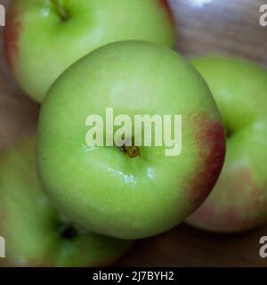 Ein paar rote Äpfel, eine Nahaufnahme. Saftige Früchte. Stockfoto