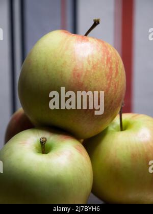 Ein Haufen Galaäpfel. Ein paar Früchte, eine Nahaufnahme. Stockfoto