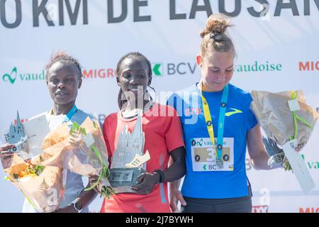 Lausanne, Schweiz, 8.. Mai 2022: Le Poduim du 20 km von Lausanne 20022 Frauen, Cynthia Kosgei Chepchirchir aus Kenia Zweiter des Rennens (L), Sarah Jerop aus Kenia, Gewinnerin (M) und Simone Troxler aus der Ukraine 3. während der 20 km von Lausanne 2022. Kredit: Eric Dubost/Alamy Live Nachrichten. Stockfoto