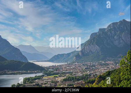 Stadt Lecco und Comer See mit Bergen von der Burg des Innominato, Lecco, Italien gesehen Stockfoto