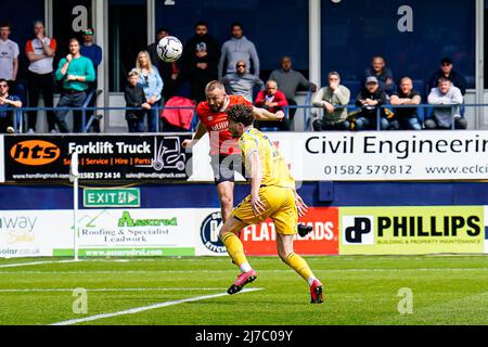 Allan Campbell (22) aus Luton Town geht beim Sky Bet Championship-Spiel zwischen Luton Town und Reading am 7. Mai 2022 in der Kenilworth Road, Luton, England, auf das Tor zu. Foto von David Horn. Stockfoto