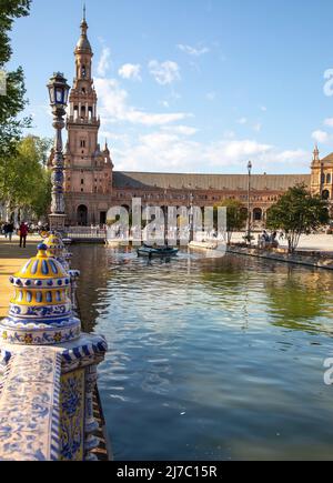 Nordturm und Kanal an der Plaza de Espana in Sevilla, Spanien. April 2022 Stockfoto