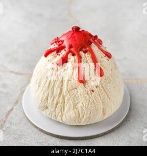 Köstliche kleine Kuchen Mont Blanc, profiterole mit einer zarten cremigen Füllung, profiterole gefüllt mit Limette, Erdbeerconfit. Speicherplatz kopieren Stockfoto