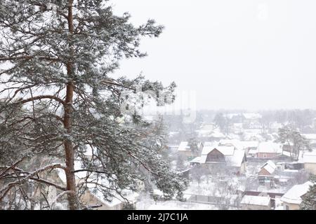 Luftaufnahme zu den Privathäusern bei schniefem Wetter. Stockfoto