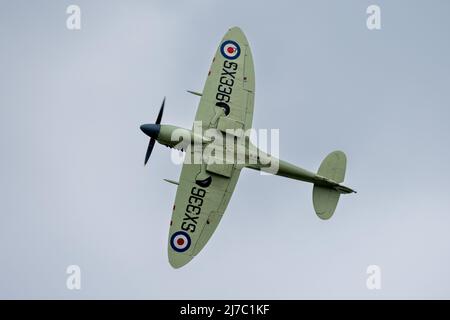 Navy Wings Seafire XVII SX336 wird am 1.. Mai 2022 auf der Shuttleworth Season Premiere Air Show in der Luft gejagt Stockfoto