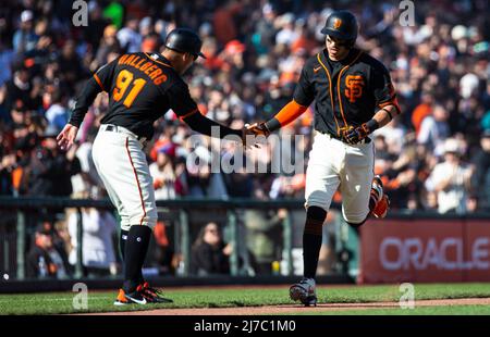 Mai 07 2022 San Francisco CA, USA San Francisco Shortstop Mauricio Dubon (1) trifft während des MLB-Spiels zwischen den St. Louis Cardinals und den San Francisco Giants einen Heimlauf. Die Giants schlugen St. Louis 13-7 im Oracle Park San Francisco Calif. Thurman James / CSM Stockfoto